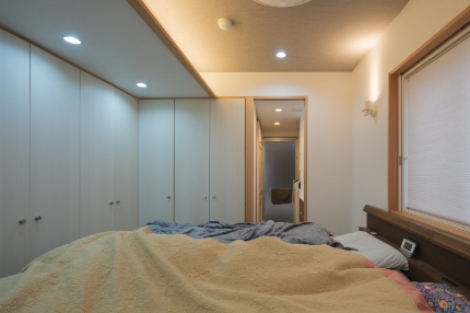 寝ることに特化させ、ベッドを置ける面積に抑えた寝室。間接照明を取り入れて落ち着いた室内空間に。