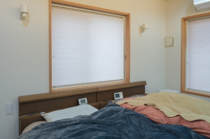 寝室の窓周り。サッシの内側に断熱ブラインドとふすま戸を設けて日射や音を二重に防ぎ、落ち着いて寝られる環境を確保した。